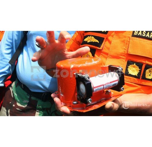 Военни водолази извадиха едната черна кутия на катастрофиралия самолет