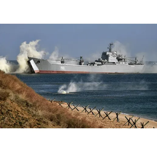 Военно-десантният кораб "Саратов" преди да бъде унищожен