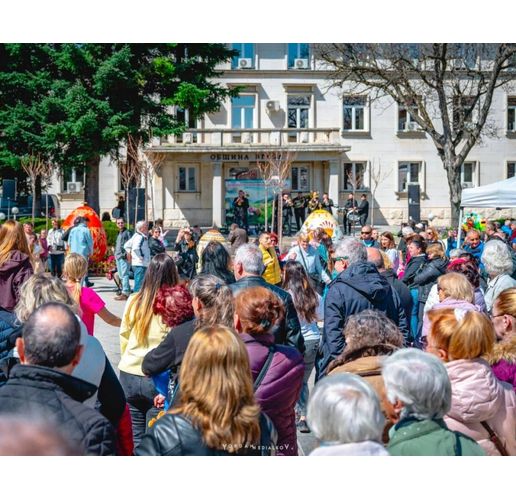 Враца отбеляза Великден с празнична програма, козунак и български хора`