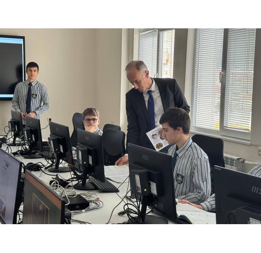 Министърът на образованието и науката Красимир Вълчев по време на откриването на нов STEM център в Профилираната природо-математическа гимназия "Акад. Иван Ценов" във Враца