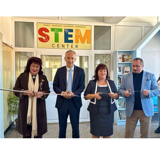 Министърът на образованието и науката Красимир Вълчев, който откри нов STEM център с пет технологични кабинета и две учебни зали в ОУ "Двайсти април" – Панагюрище