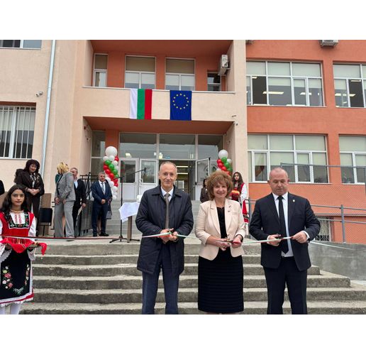 Министър Вълчев откри две изцяло обновени и модернизирани училища в Пещера 