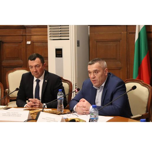 Министър Георги Тахов (вдясно)