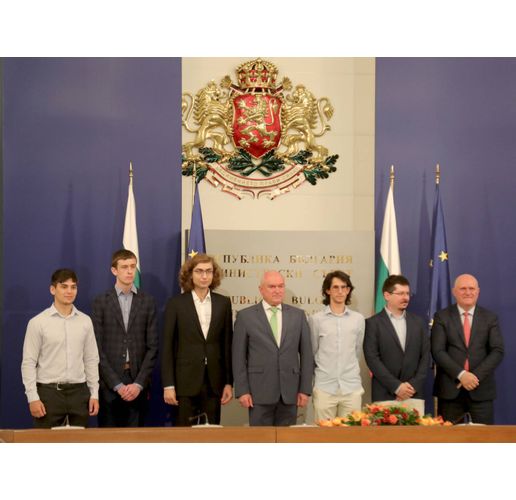 Премиерът Главчев: Учениците от отборите по природни науки са гордост за България