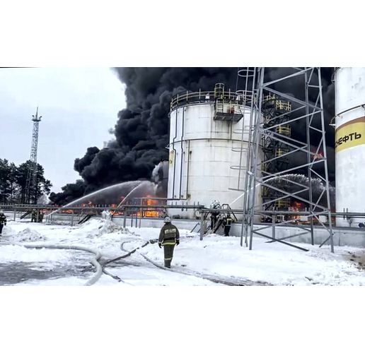 Горяща руска нефтена рафинерия