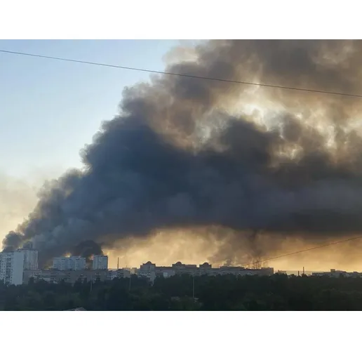 Горящи многоетажни блокове след руската терористична атака срещу Киев