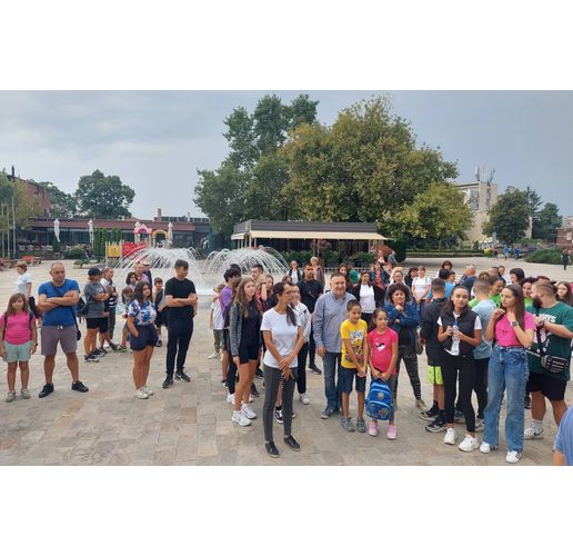 Граждани, младежи-доброволци и общинската администрация чистиха Карлово заедно