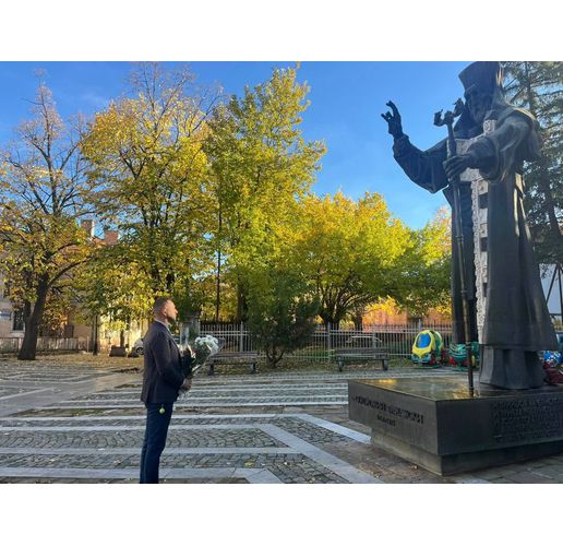 Заместник-кметът Александър Владимиров поднесе цветя пред паметника на небесния покровител на града – Св. Софроний Врачански