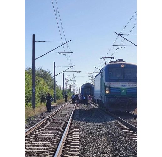 Дерайлира първият вагон на бърз влак от Бургас за София