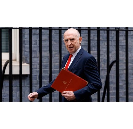 Джон Хийли, министар на отбраната на Великобритания