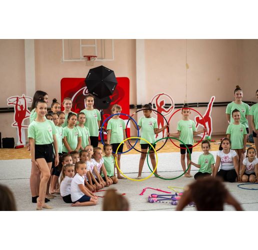 В рамките на съвместната инициатива на Coca-Cola и на "Диамантените момичета" под наслов "Заедно създаваме магията" олимпийските шампионки по художествена гимнастика в многобоя при ансамблите от Токио 2020 гостуваха на ЖКХГ "Анелия" - Мездра