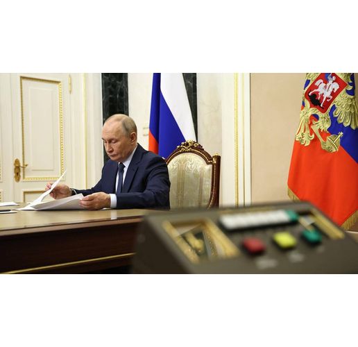 Диктаторът Владимир Путин в един от своите кабинети