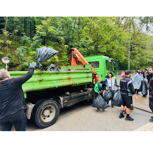Доброволци се включиха в почистването на река Лева