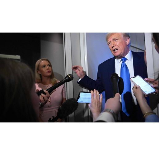 Доналд Тръмп говори пред репортери