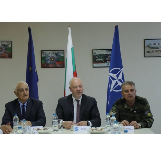 Министър-председателят Росен Желязков посети авиационна база "Крумово"  и лично се увери в готовността на Въоръжените сили за реакция при пожари и други бедствени ситуации