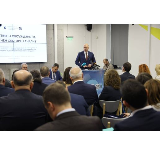 министър-председателят Росен Желязков по време на общественото обсъждане на междинния секторен анализ за състоянието на конкуренцията в модерната търговия на дребно със селскостопански и бързооборотни хранителни продукти, организирано от Комисията за защита на конкуренцията