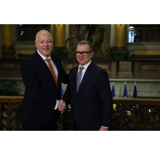 Желязков беше посрещнат в Хелзинки от премиера на Финландия Петери Орпо