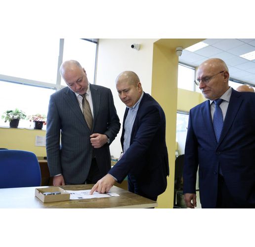 Министър-председателят Росен Желязков, който заедно с управителя на Българската народна банка Димитър Радев се запозна на място с производствения процес на българските евромонети в Монетния двор на БНБ