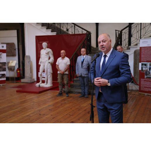 Премиерът Росен Желязков при откриването на напълно реставрираната втора антична мраморна статуя от Хераклея Синтика в Националния археологически музей