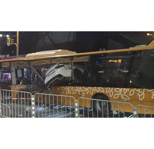 Забилият се в автобус автомобил