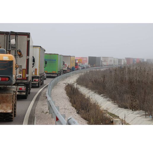 Задръстване на пътя Мездра-Ботевград