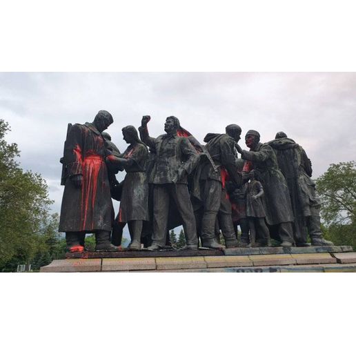 Залетият с червена боя монумент от МОЧА