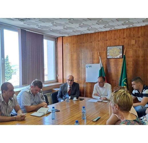 Заместник-директор на ОДМВР-Пловдив в заседателната зала на община Карлово