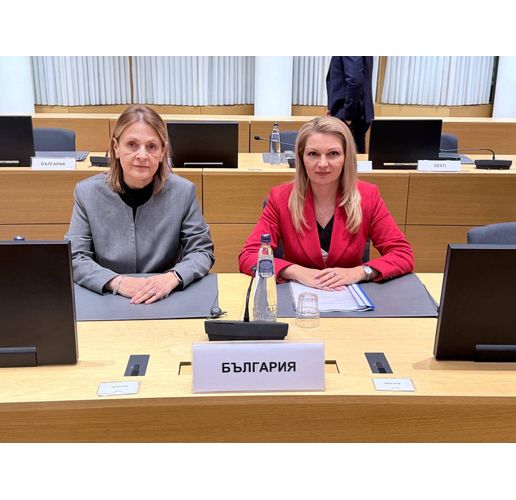 Заместник-министър д-р Лозана Василева (вдясно)