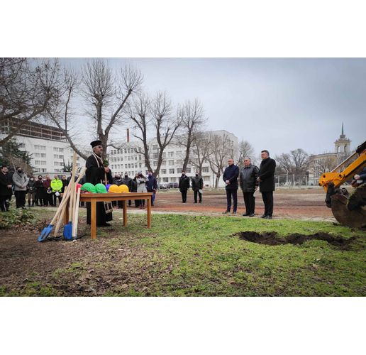 "Първа копка" на съоръжението направиха началникът на висшето училище флотилен адмирал  проф. Боян Медникаров, кметът на Варна Иван Портних, областният управител Стоян Пасев и представители на фирмата изпълнител