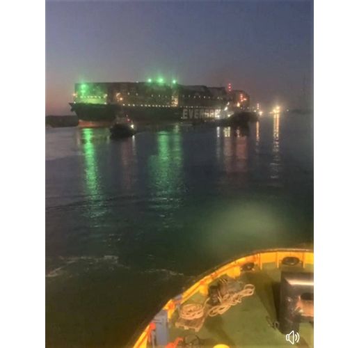 Заседналият в Суецкия канал кораб е освободен