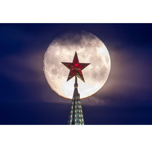 Звездата на кулата на Кремъл на фона на пълнолуние