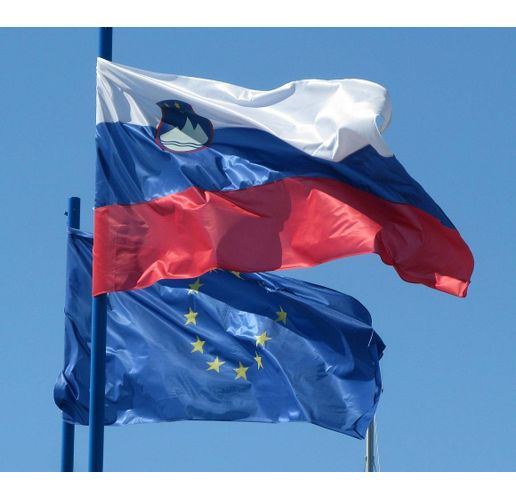 Знамената на Словения и ЕС