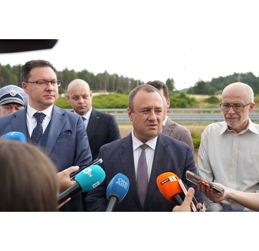 Министрите Иван Иванов и Даниел Митов показаха как тол системата ще предава нарушителите на МВР