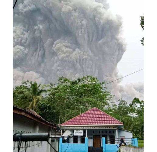 Изригването на вулкана Семеру