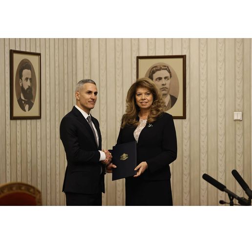 Илияна Йотова връчи мандата за служебно правителство на Андрей Гюров