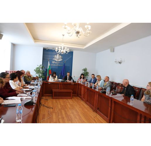 Министър Кондева и Отрасловият съвет начертаха план за подписването на нов КТД