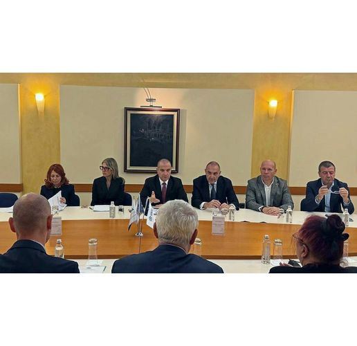 Вицепремиерът и министър на транспорта и съобщенията Гроздан Караджов на среща със синдикално представените организации на пристанище Варна