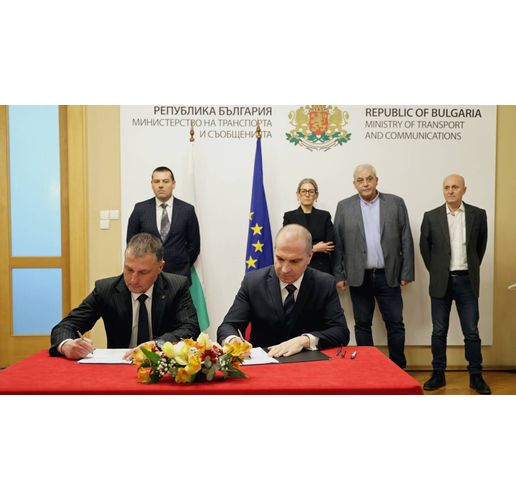 Вицепремиерът и министър на транспорта и съобщенията Гроздан Караджов при подписването на договорите с „БДЖ-Пътнически превози“ ЕООД и „Ивкони Експрес“ ЕАД за пътнически жп превози в страната