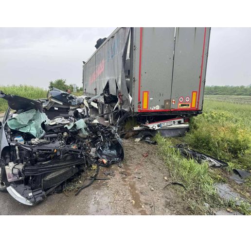 Полуремаркето на ТИР е навлязло в насрещната лента и е ударило идващия насреща автомобил