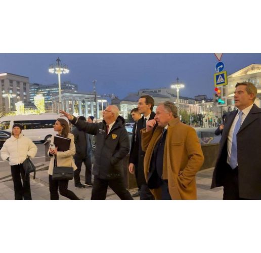 Кирил Дмитриев, Джаред Кушнер и Стив Уиткоф се разхождат в Москва