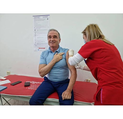 Кметът на Асеновград д-р Христо Грудев си постави подсилваща доза ваксина