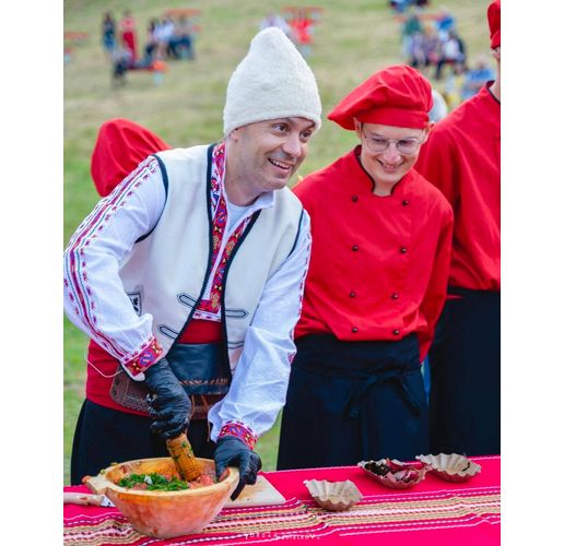 Кметът на Враца приготви традиционна врачанска лютика