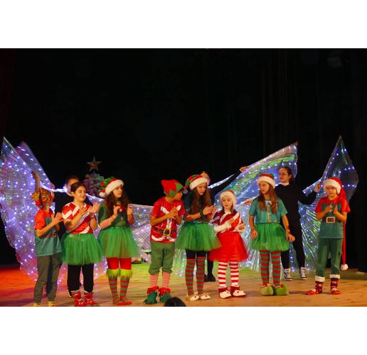 Нова Загора посрещна коледната магия с премиерата на "Изгубеният коледен звън" 