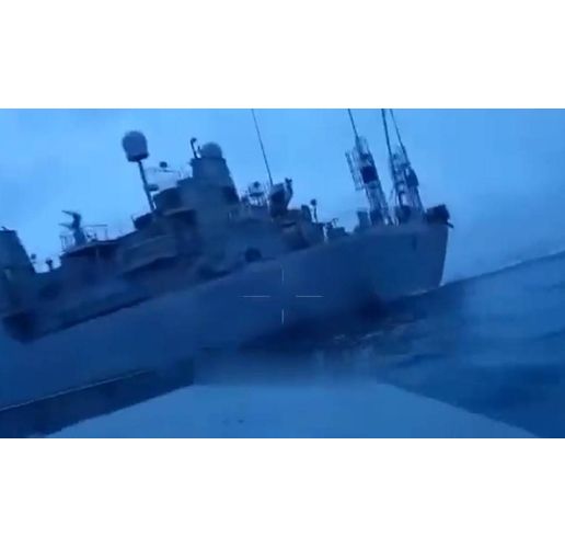 Корабът Иван Хурс, секунди преди да бъде поразен от украински дрон
