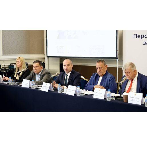 Вицепремиерът и министър на транспорта и съобщенията Гроздан Караджов при откриването на кръгла маса на тема "Перспективи, предизвикателства и визия за развитие на строителния сектор", организирана от Камарата на строителите в България и в. "Строител"