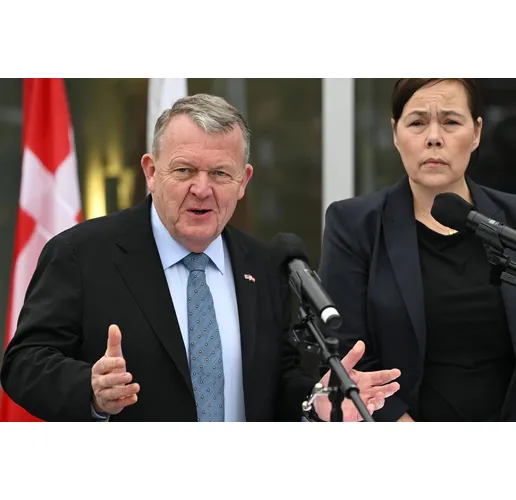 Датският външен министър Ларс Льоке Расмусен  и външната министърка на Гренландия Вивиан Моцфелт