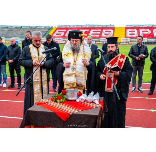 Негово Високопреосвещенство Врачанският митрополит Григорий отслужи празничен водосвет за здраве и благополучие