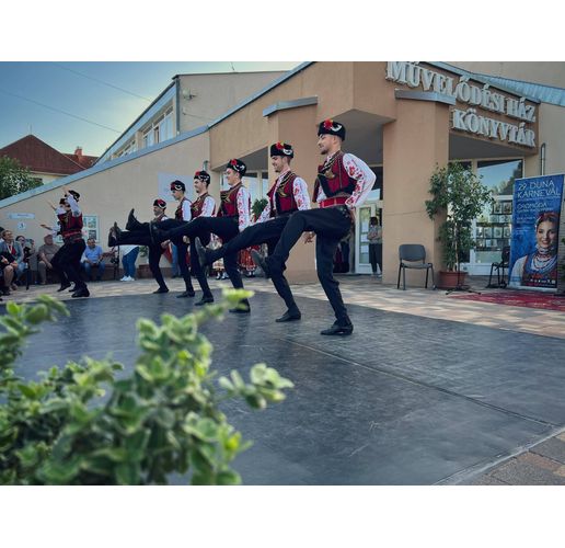 Фолклорен танцов ансамбъл "Мездра" се завърна от Будапеща, Унгария, където взе участие в 29-ия Международен културен фестивал "Дунавски карнавал"
