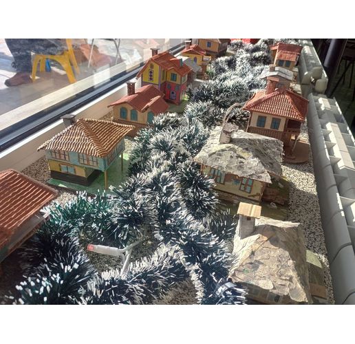 Самобитен творец подреди в Община Мездра изложба на макети 