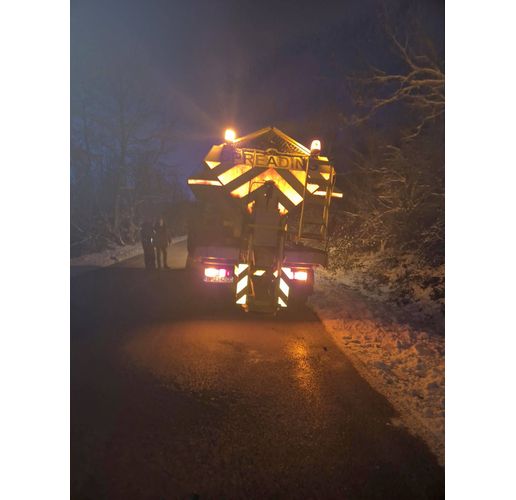 Продължава опесъчаването на пътищата от четвъртокласната пътна мрежа в община Мездра и превантивната обработка със сол на градските улици